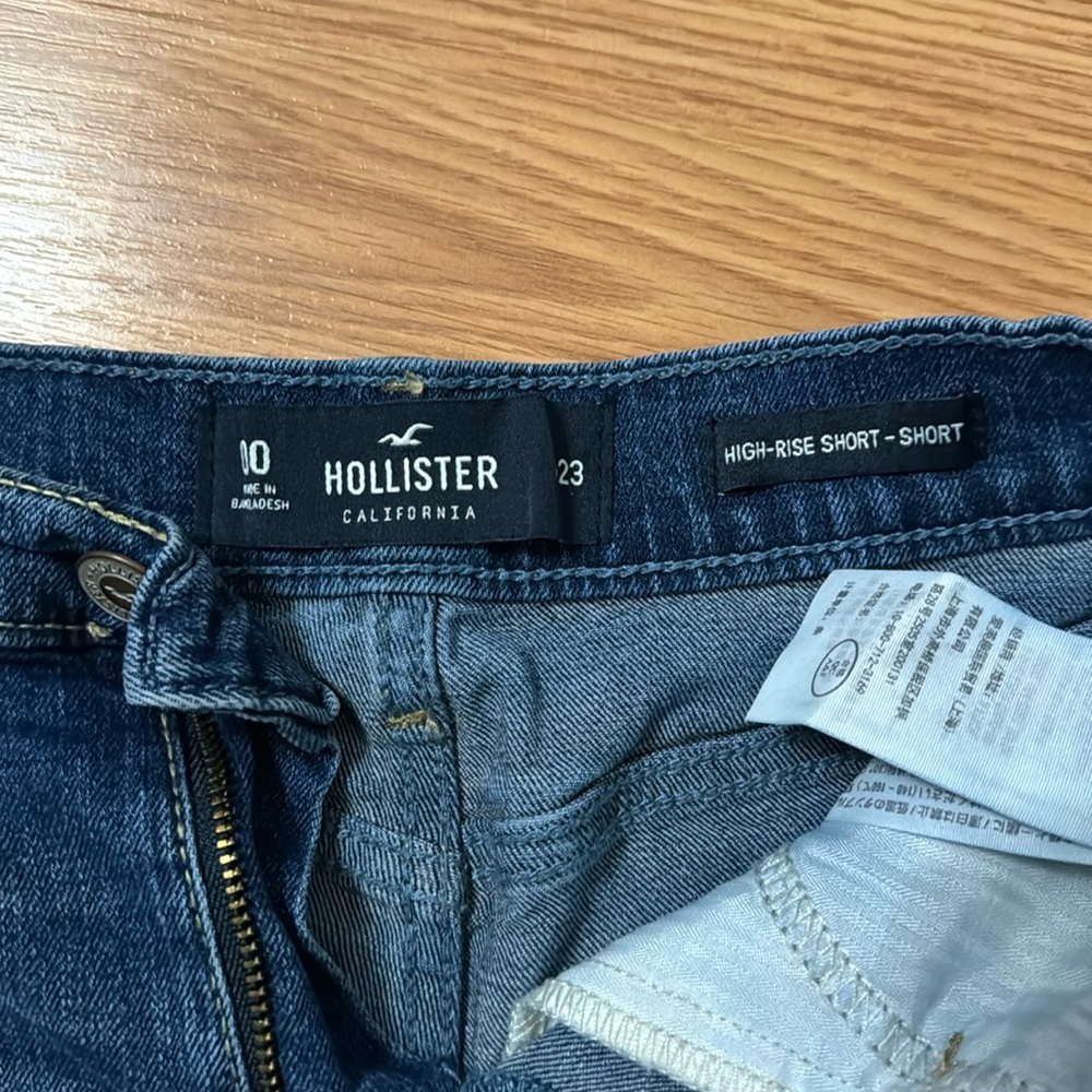Hollister distressed high rise Jean short short - Picture 3 of 3